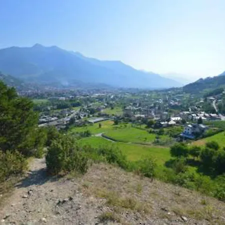 One Bedroom Appartement With Enclosed Garden And Wifi At Saint Maurice